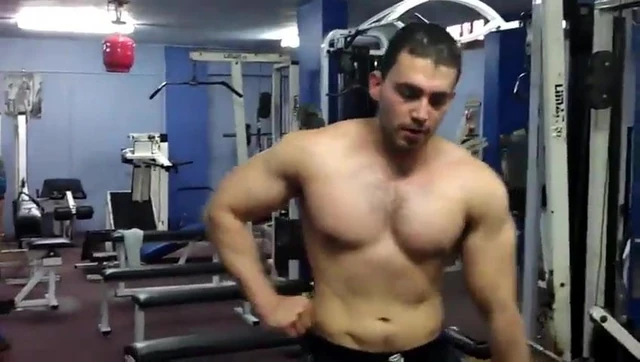 Str8 arab bodybuilder massive flexing