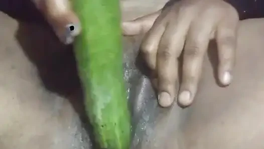 Hari ini, bhabhi India memuaskan keinginannya dengan memasukkan mentimun ke dalam memeknya.