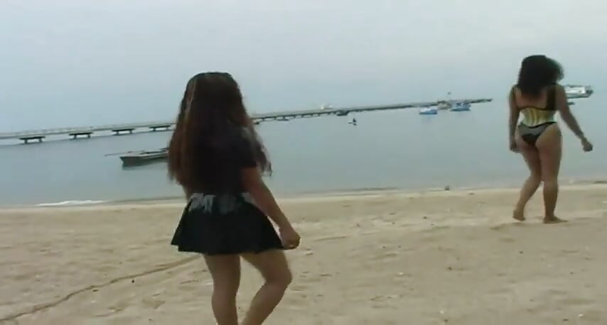 2 latina sexy apresentando fetiche de látex na piscina e na praia