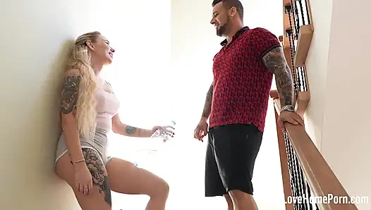 Pacar bapak kos nonton waktu kami lagi ngentot habis-habisan