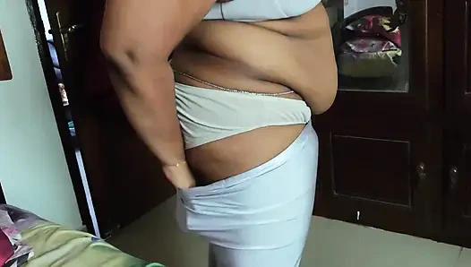 Индийская изогнутая девушка полностью обнаженная и одевается