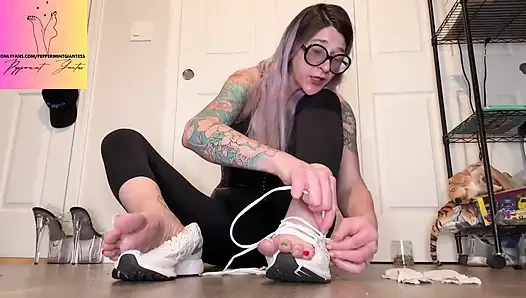 Merobek lidah pasangan sepatu kets mungil lainnya ukuran 10 vs 16 kaki