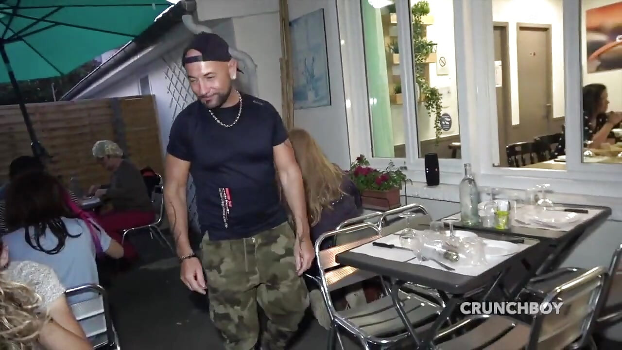 เย็ดดิบโดยร้านอาหารกลางแจ้งตรง