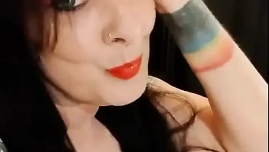 Sevimli sigara içen orta yaşlı seksi kadın kırmızı ruj