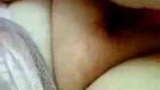 Jacqueline si masturba con un dildo