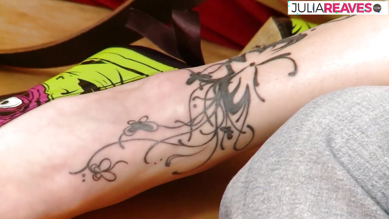 Tóc vàng hét lên trong sung sướng khi một con cặc khổng lồ đẩy cả hai lỗ của cô ấy đến một lần bắn tinh