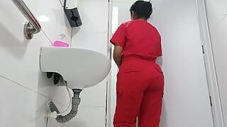 Dikke kont verpleegster opgenomen in de badkamer van het kantoor