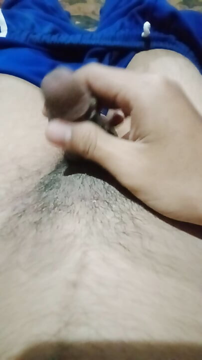 Jogar um pau pequeno precisa de uma colega de brincadeira juntos