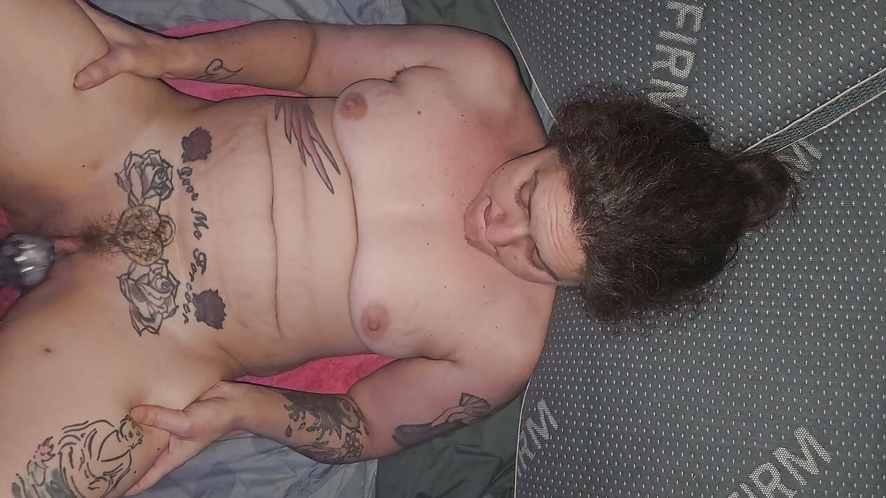 Sexywifedd maskinfucka med enorme dildoer