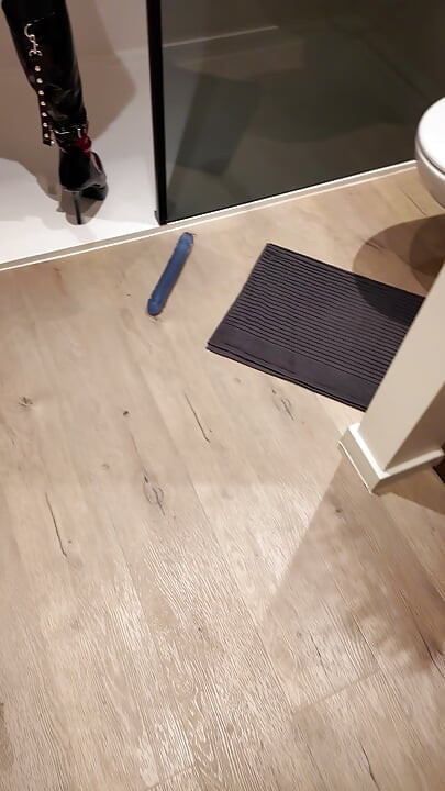 Vanessa Ferret обожает вставать на колени и сосать член