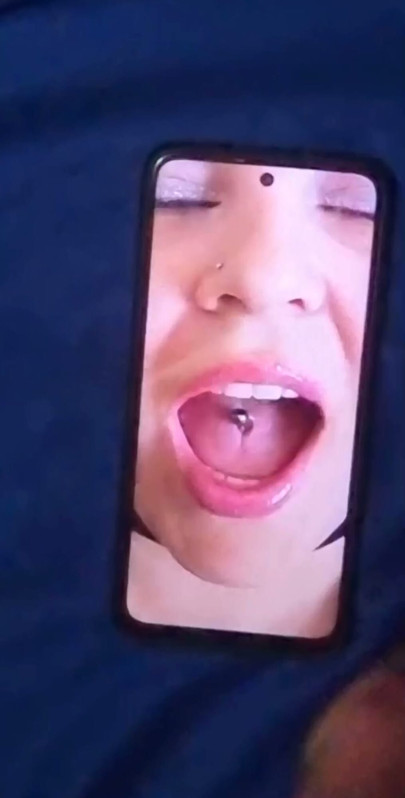 Tribut cu spermă din handjob pentru Maja din Ungaria