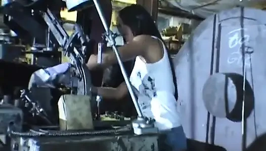 Domineering koyu saçlı sürtük sarışın kadının amını tonk ve dildoyla sürtüyor