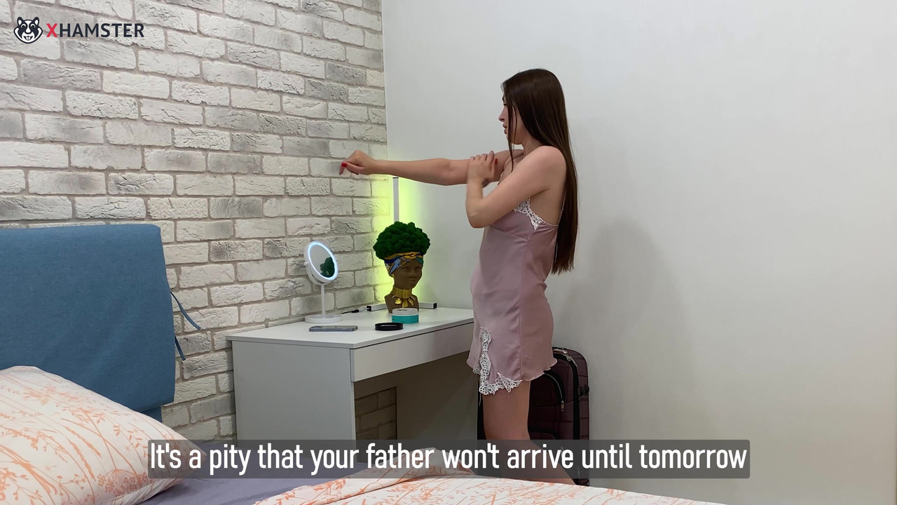 继母和继子在酒店房间共用一张床