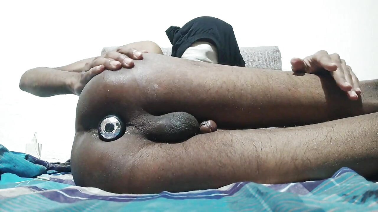 Los hombres gay aumentan su propio culo con pepino y usando buttplug luego follan juguete sexual y se masturban enorme.