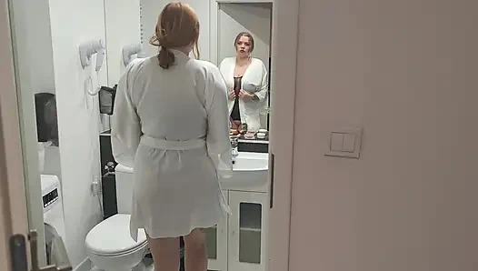 Schöne Vollbusige Babysitterin Masturbiert Im Schlafzimmer Des Besitzers.