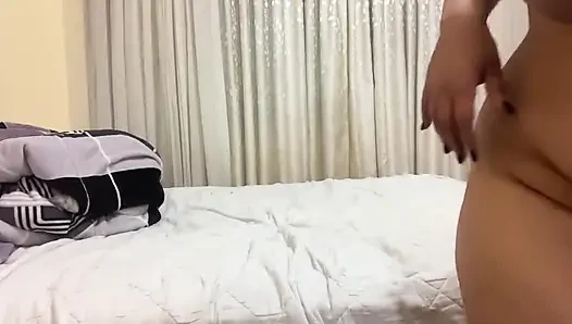 Cewek seksi dengan toket berlumur minyak lagi asik muasin lubang pantatnya pakai mainan seks