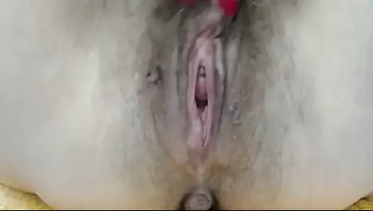 Dia memasukkan mainan ke dalam memeknya yang berbulu setelah kencing di lantai.