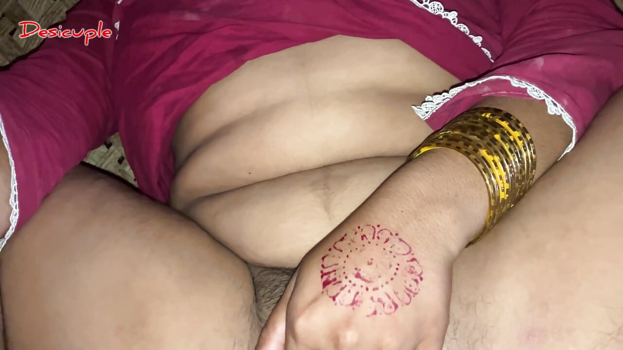India tía de cerca con joven chico desicuple