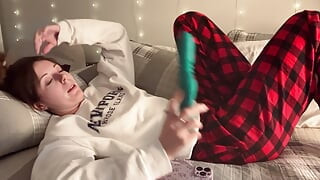 Stiefschwester bekommt ihr spielzeug zurück und benutzt es zum abspritzen