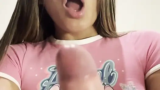 Поглаживаю намазанный маслом розовый красивый член