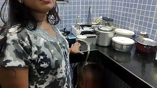 Un devar grossier illettré adore la bhabhi solitaire dans la cuisine