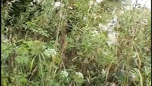 Büyük memeli sarışın olgun amcık oynuyor ve muzla sikiyor