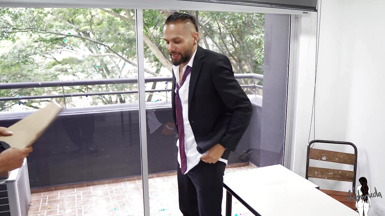 Ο χειρότερος μαθητής μου μου προτείνει να κάνω πορνό μαζί του και δεν μπορώ να τον απορρίψω!