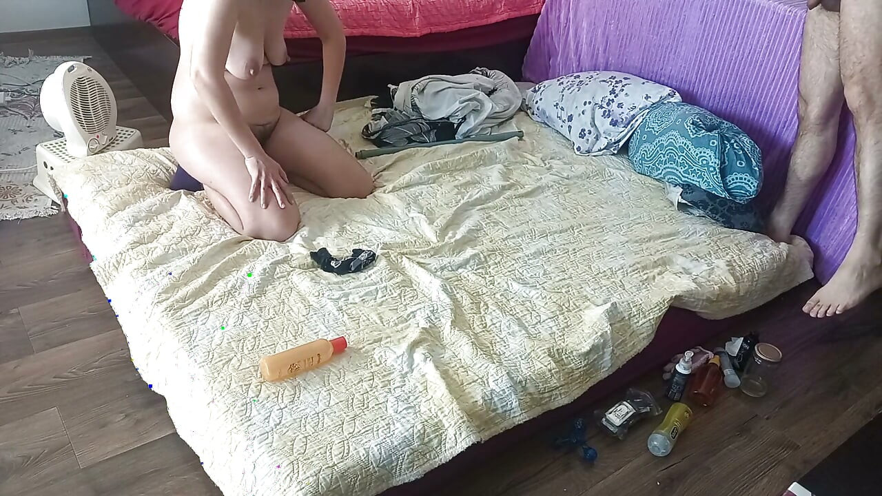 Massagem sensual de um casal quente com óleo no corpo