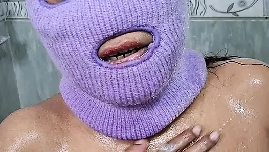 Desi Bhabhi peed while taking a bath