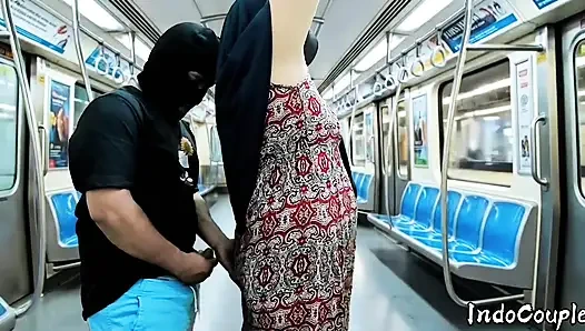 Hijab asia semok disetubuhi di dalam kereta Hijab Busty asian fucked inside a train
