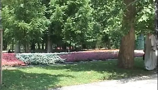 Azgın kız ağzına büyük beyaz bir yarak alıyor