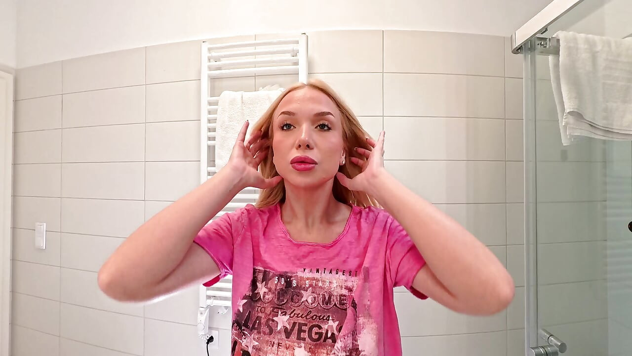 Linda hermosa y caliente tetona natural culona rubia puta universitaria se masturba con un pequeño masajeador usando debajo de su falda