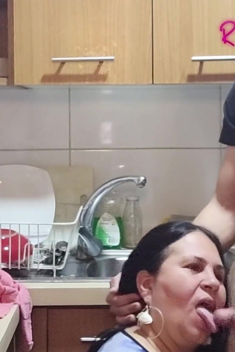 Vídeos para Fãs: um jovem mascarado me fode na cozinha