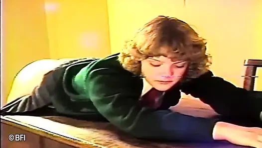 Gadis remaja malang yang hot pantatnya dicambuk di kelas