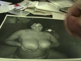 Masturbando na foto de peitos grandes com gozada em câmera lenta