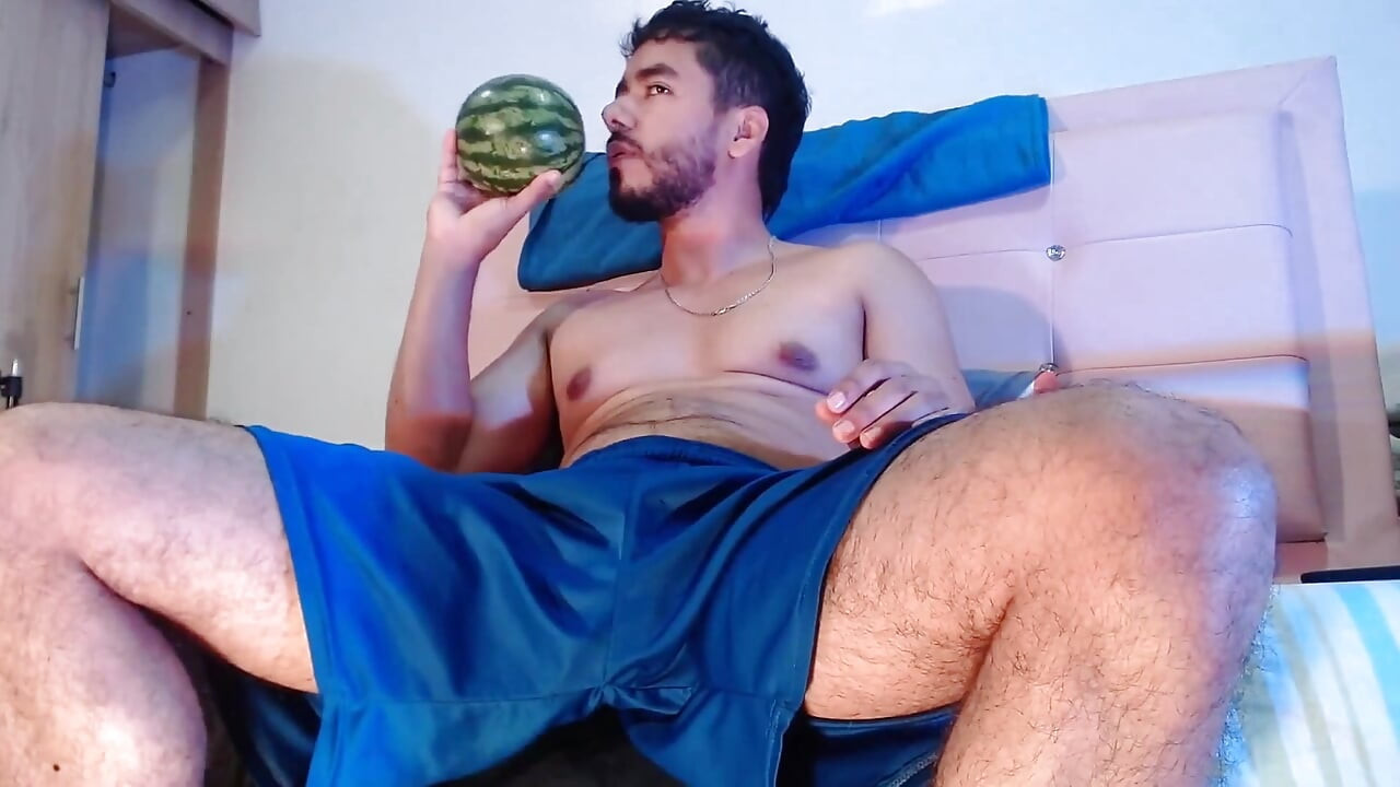 Vino și ejaculează în timp ce mă urmărești masturbându-mă și ejaculând în timp ce fut acest pepene verde
