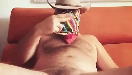 Küçük yaraklı kıllı kovboy kanepede mastürbasyon yapıyor