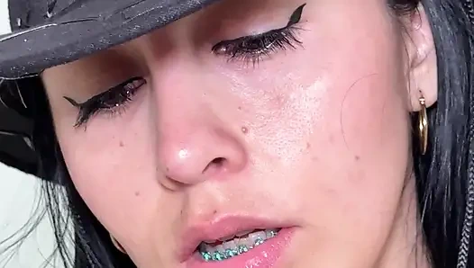 Oyunbaz kovboy kız beyaz bir penisle eğlenir ve mastürbasyon yapar, ta ki her yere boşalana kadar