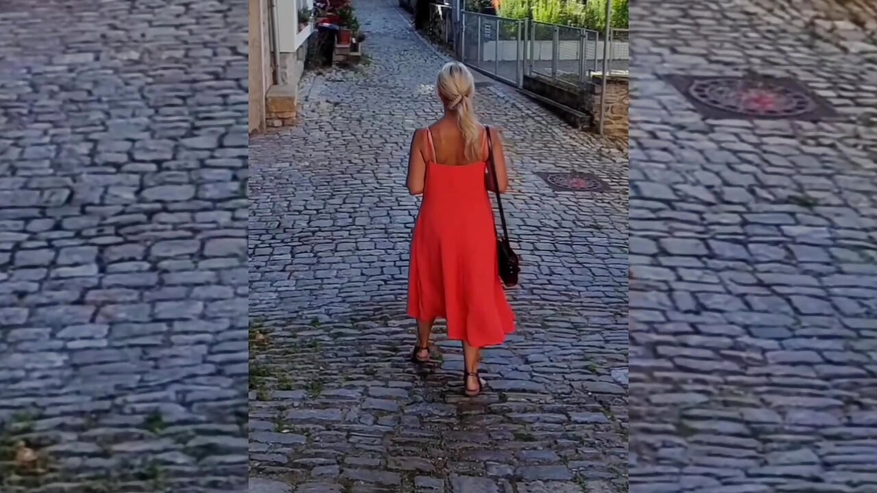 Vacker blond mogen fru njuter av sex i klackar