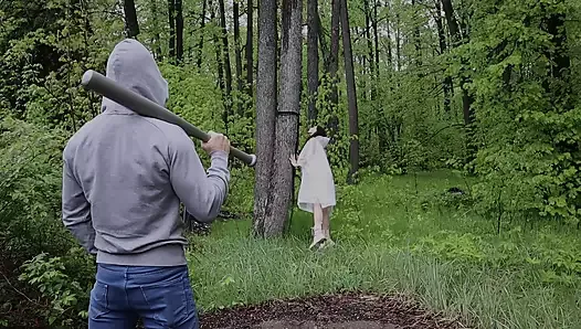 Une promenade dans les bois se termine par une séance de bdsm soudaine pour une jeune salope russe