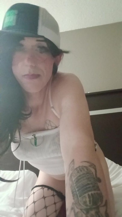 Amatuer Crossdresser Taylor showing off her ass in motel room