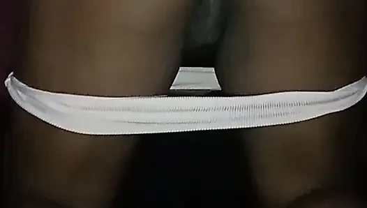 Aku menyetubuhi lubang pantatku yang sempit dengan jari dan lipstikku. Solo
