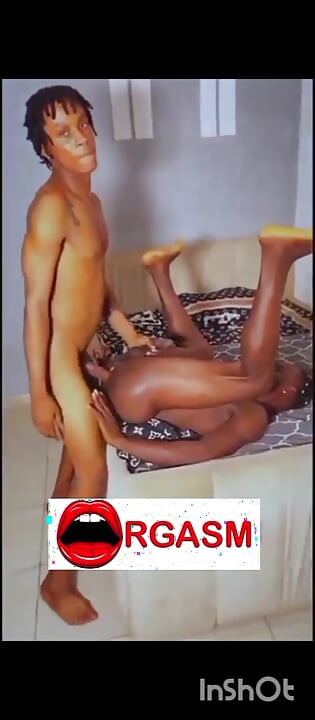 Pušenje bradavica mog dečka dok me jebao