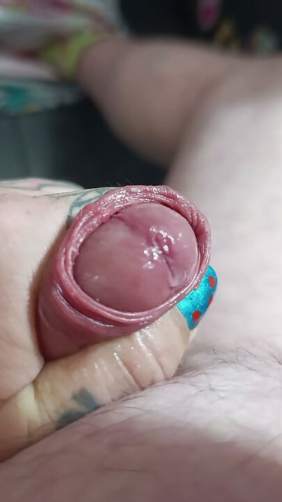 Hassas penis ucu boşalana kadar ovuluyor