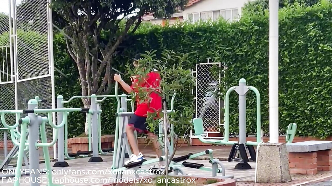 STRAIGHT ATHLETE TOOK OFF THE CONDOM AND FUCKED ME BAREBACK WITHOUT REALIZING IT, HE CAME INSIDE MY GAY ASS. CREAMPIE LATINO