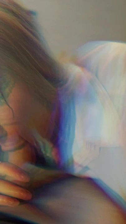 用弹跳的奶子和战利品分心了我香港的继妹的清洁，射在肚子上