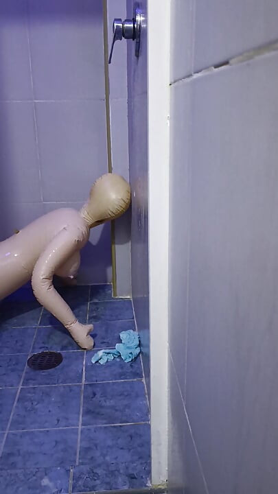 비누로 샤워하는 동안 화장실의 엉덩이에 내 블로우 업 인형을 따먹어.