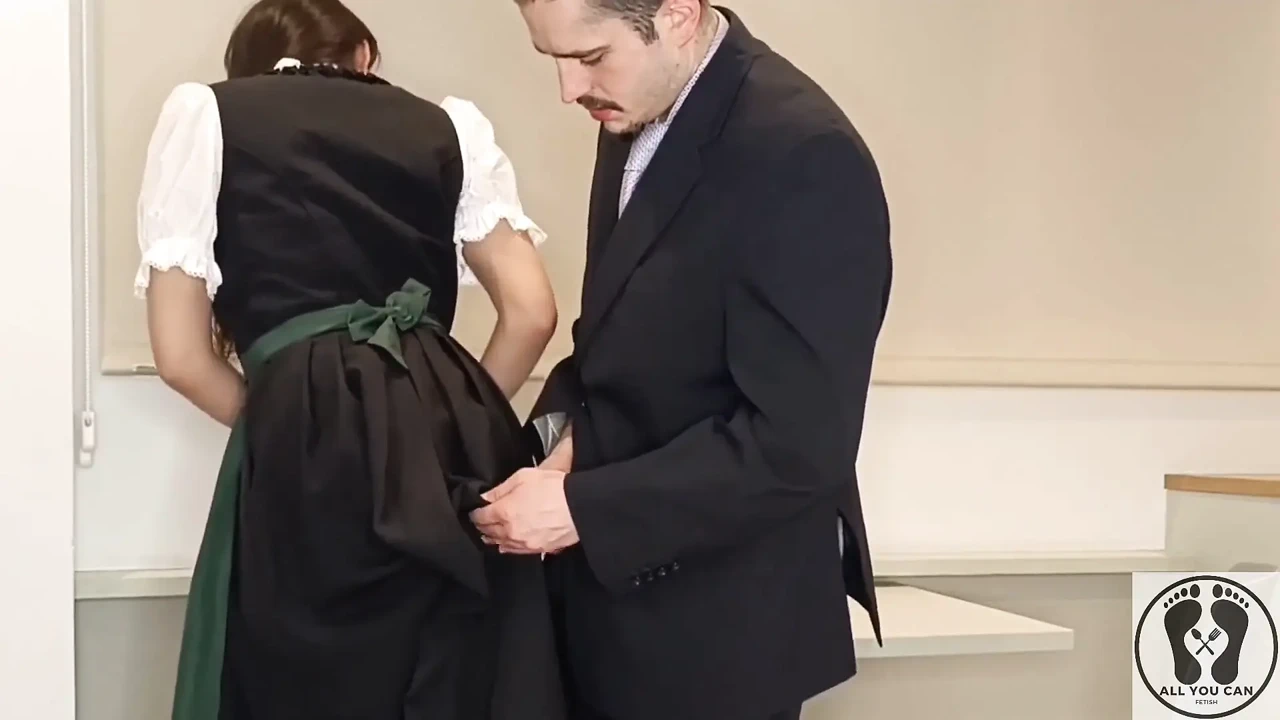 穿着传统的奥地利 Dirndl, 她给他撸管