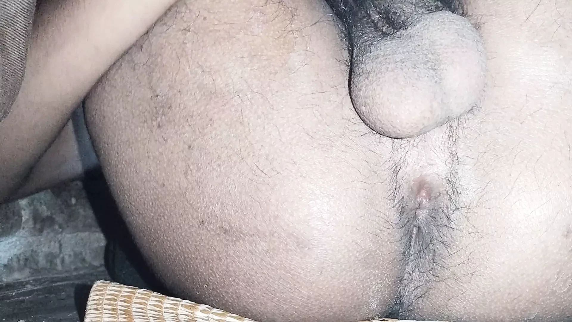 Dečak masturbira i fingeruje se sam