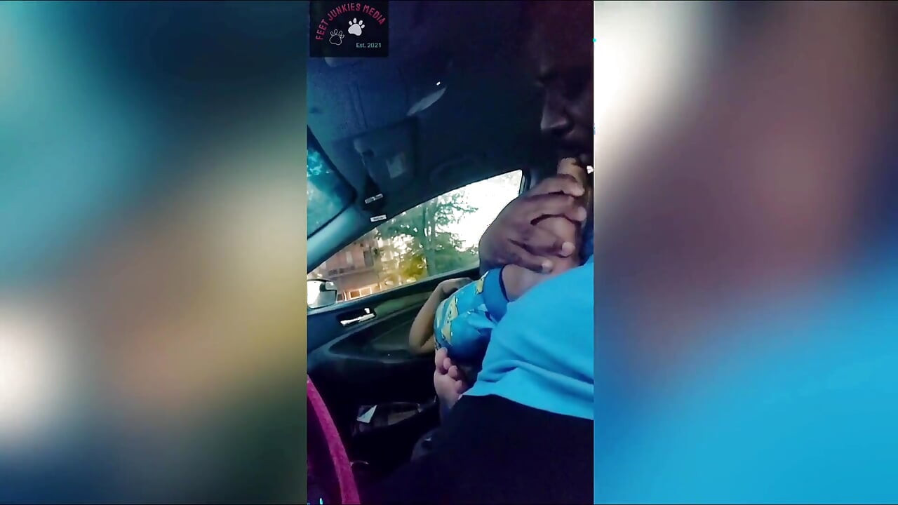 Que'nin kapüşonlu creole tabanları çıplak ayak parmaklarıyla kuru ayakla muamele ile nola araba seansı